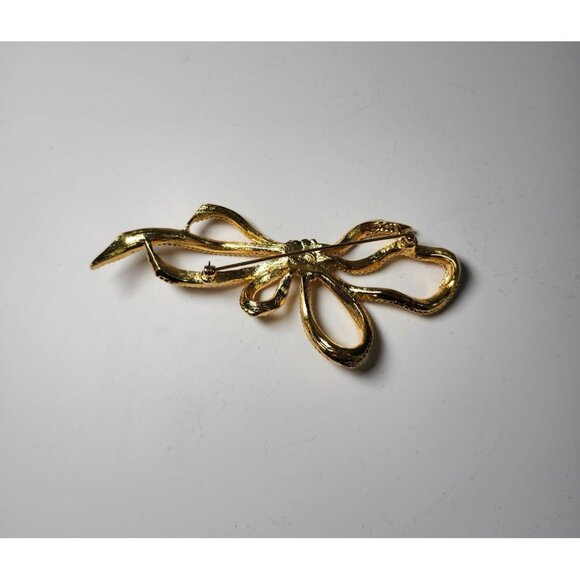 Vintage TRIFARI Gold-Tone Bow-Shaped Brooch Pin With Textured Detailing & Secure - Picture 2 of 7